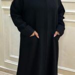 ⁦عبايه فكرو محدد بشريط على جيوب من امام⁩ - الصورة ⁦4⁩