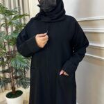 عبايه فكرو محدد بشريط على جيوب من امام