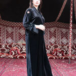 ⁦عباية مخمل بياقه كلوش بتطريز شك اسود على اكمام⁩ - الصورة ⁦3⁩