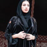 ⁦عباية مخمل بياقه كلوش بتطريز شك اسود على اكمام⁩ - الصورة ⁦12⁩