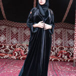 ⁦عباية مخمل بياقه كلوش بتطريز شك اسود على اكمام⁩ - الصورة ⁦2⁩