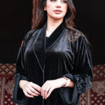 ⁦عباية مخمل بياقه كلوش بتطريز شك اسود على اكمام⁩ - الصورة ⁦4⁩