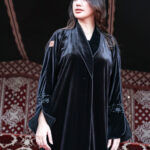 ⁦عباية مخمل بياقه كلوش بتطريز شك اسود على اكمام⁩ - الصورة ⁦5⁩