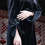 عباية مخمل بياقه كلوش بتطريز شك اسود على اكمام