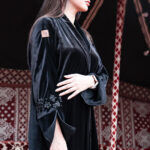 ⁦عباية مخمل بياقه كلوش بتطريز شك اسود على اكمام⁩ - الصورة ⁦7⁩