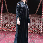 ⁦عباية مخمل بياقه كلوش بتطريز شك اسود على اكمام⁩ - الصورة ⁦8⁩