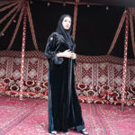 ⁦عباية مخمل بياقه كلوش بتطريز شك اسود على اكمام⁩ - الصورة ⁦10⁩