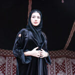 ⁦عباية مخمل بياقه كلوش بتطريز شك اسود على اكمام⁩ - الصورة ⁦11⁩