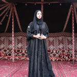 ⁦عبايه نص بشت شمواه بتطرير اسود من اسفل عبايه⁩ - الصورة ⁦2⁩