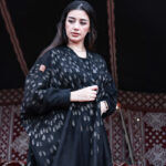 ⁦عبايه شمواه لف بتطريز نحاسي و اسود على شكل ورق شجر⁩ - الصورة ⁦2⁩