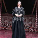 ⁦عبايه شمواه لف تبطريز نحاسي و ابيض من خلف وامام⁩ - الصورة ⁦2⁩