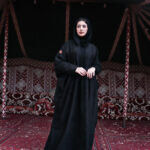 ⁦عبايه شامواه بشت بتطريز اسود على اكتاف⁩ - الصورة ⁦2⁩