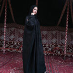 ⁦عبايه شامواه بشت بتطريز اسود على اكتاف⁩ - الصورة ⁦4⁩