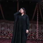 ⁦عبايه شامواه بشت بتطريز اسود على اكتاف⁩ - الصورة ⁦7⁩