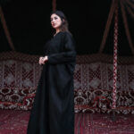 ⁦عبايه شامواه بشت بتطريز اسود على اكتاف⁩ - الصورة ⁦9⁩