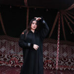 ⁦عبايه شامواه بقبوع اسود فرو⁩ - الصورة ⁦5⁩