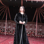 ⁦عبايه مخمل بتطرير على اجناب واكتاف بلون ابيض⁩ - الصورة ⁦2⁩