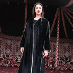 ⁦عبايه مخمل بتطرير على اجناب واكتاف بلون ابيض⁩ - الصورة ⁦3⁩