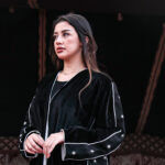 ⁦عبايه مخمل بتطرير على اجناب واكتاف بلون ابيض⁩ - الصورة ⁦4⁩