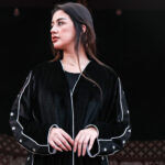 ⁦عبايه مخمل بتطرير على اجناب واكتاف بلون ابيض⁩ - الصورة ⁦5⁩