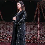 ⁦عبايه مخمل بتطرير على اجناب واكتاف بلون ابيض⁩ - الصورة ⁦6⁩