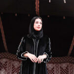 ⁦عبايه مخمل بتطرير على اجناب واكتاف بلون ابيض⁩ - الصورة ⁦7⁩