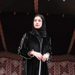 ⁦عبايه مخمل بتطرير على اجناب واكتاف بلون ابيض⁩ - الصورة ⁦8⁩