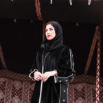 عبايه مخمل بتطرير على اجناب واكتاف بلون ابيض