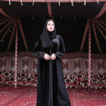 ⁦عبايه مخمل بتطرير على اجناب واكتاف بلون اسود⁩ - الصورة ⁦6⁩