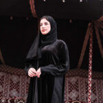 عبايه مخمل بتطرير على اجناب واكتاف بلون اسود