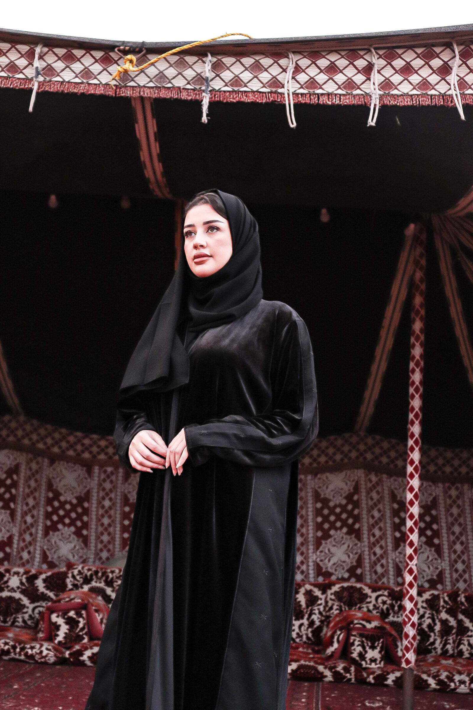 ZA-0491 (2) عبايه مخمل بتطرير على اجناب واكتاف بلون اسود - الصورة 1