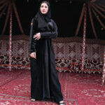 ⁦عبايه مخمل بتطرير على اجناب واكتاف بلون اسود⁩ - الصورة ⁦2⁩