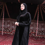 ⁦عبايه مخمل بتطرير على اجناب واكتاف بلون اسود⁩ - الصورة ⁦4⁩