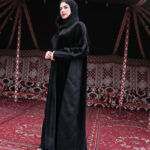 ⁦عبايه مخمل بتطرير على اجناب واكتاف بلون اسود⁩ - الصورة ⁦5⁩