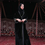 ⁦عباية مخمل بياقه كلوش بتطريز شك ابيض على اكمام⁩ - الصورة ⁦2⁩