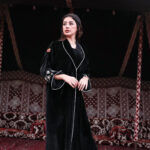 ⁦عباية مخمل بياقه كلوش بتطريز شك ابيض على اكمام⁩ - الصورة ⁦4⁩