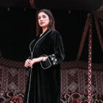 ⁦عباية مخمل بياقه كلوش بتطريز شك ابيض على اكمام⁩ - الصورة ⁦5⁩