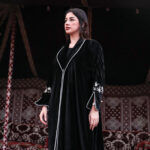 ⁦عباية مخمل بياقه كلوش بتطريز شك ابيض على اكمام⁩ - الصورة ⁦6⁩