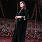 ⁦عباية مخمل بياقه كلوش بتطريز شك ابيض على اكمام⁩ - الصورة ⁦7⁩