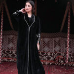 ⁦عباية مخمل بياقه كلوش بتطريز شك ابيض على اكمام⁩ - الصورة ⁦8⁩