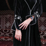 عباية مخمل بياقه كلوش بتطريز شك ابيض على اكمام