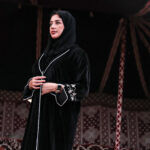 ⁦عباية مخمل بياقه كلوش بتطريز شك ابيض على اكمام⁩ - الصورة ⁦11⁩