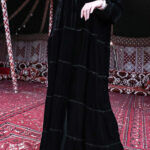 ⁦عبايه مخمل بطبقات مكسره من اسفل و مرتبه⁩ - الصورة ⁦2⁩