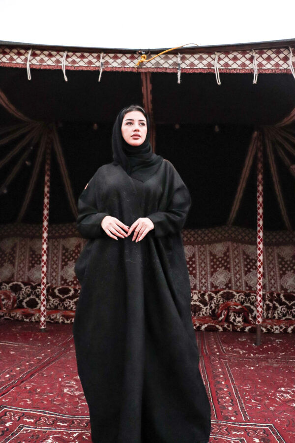 ⁦عباية نص بشت شمواه بتطرير اسود على اكتاف عباية⁩ - الصورة ⁦4⁩