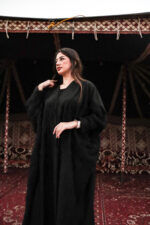 ⁦عباية نص بشت شمواه بتطرير اسود على اكتاف عباية⁩ - الصورة ⁦2⁩