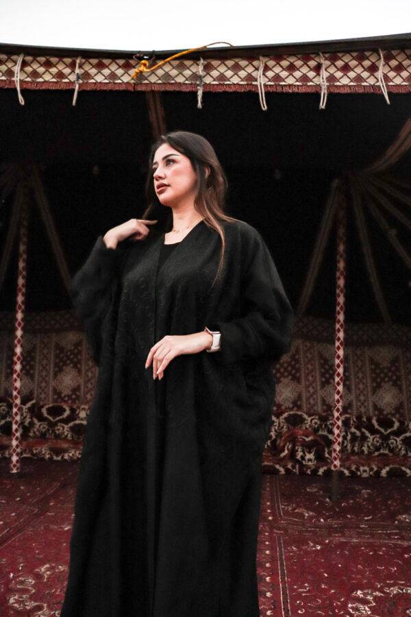 ⁦عباية نص بشت شمواه بتطرير اسود على اكتاف عباية⁩ - الصورة ⁦2⁩