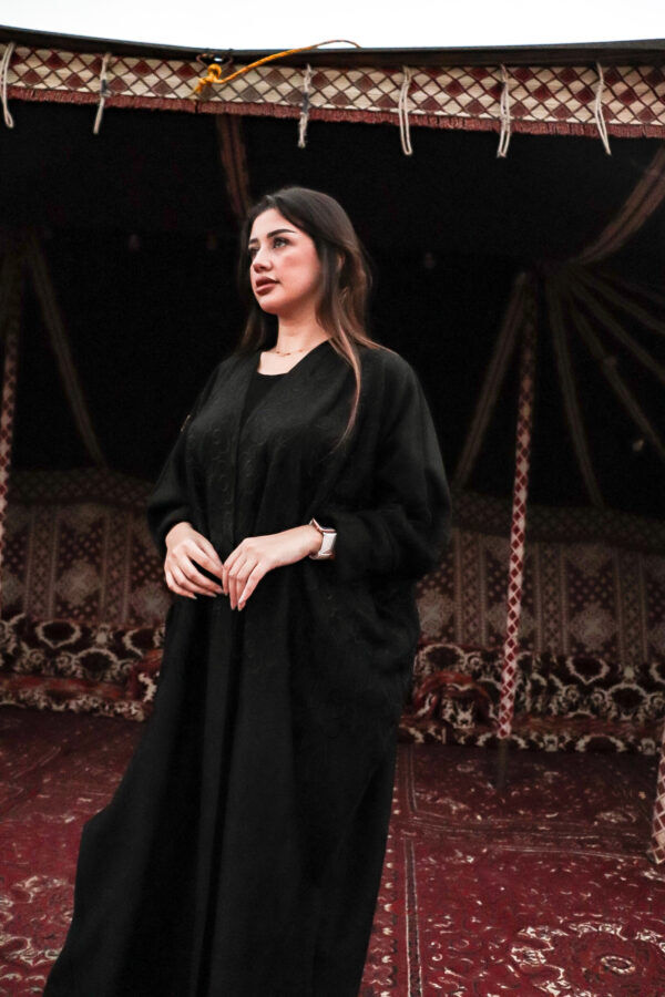 ⁦عباية نص بشت شمواه بتطرير اسود على اكتاف عباية⁩ - الصورة ⁦3⁩