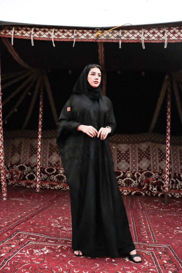 ⁦عباية نص بشت شمواه بتطرير اسود على اكتاف عباية⁩ - الصورة ⁦5⁩