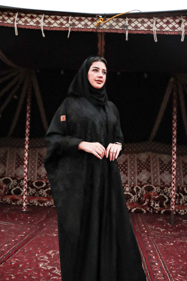 ⁦عباية نص بشت شمواه بتطرير اسود على اكتاف عباية⁩ - الصورة ⁦7⁩