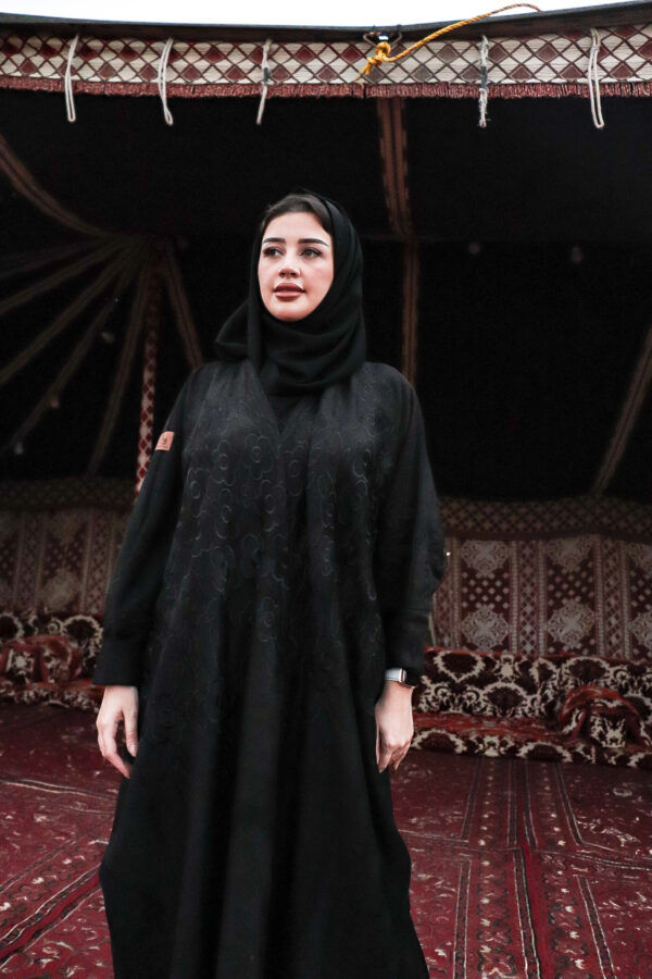 ⁦عباية نص بشت شمواه بتطرير اسود على اكتاف عباية⁩ - الصورة ⁦8⁩